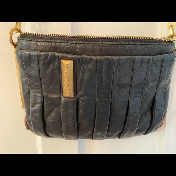 Black leather MARC JACOBS crossbody bag with gorgeous gold chain strap - Picture 1 of 6